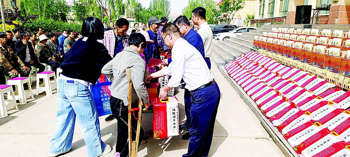 图为暖心捐赠活动现场。滕泽惠 摄