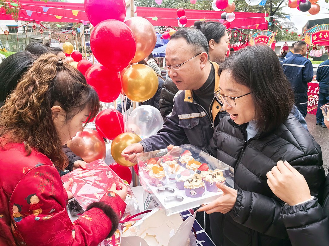 图为遵义铝业员工在义卖市集选购。李丽清 摄