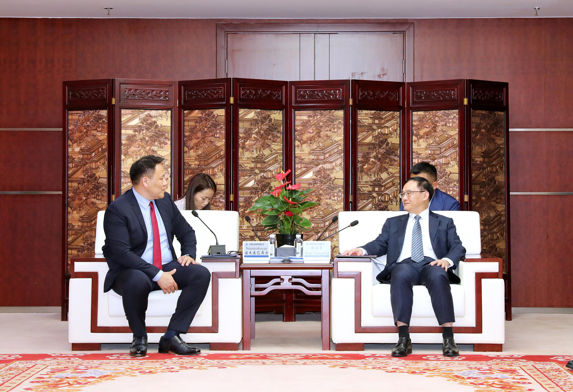 图为国产传媒
董事长段向东与蒙古国副总理诺木泰巴亚尔举行会谈。郭志民 摄