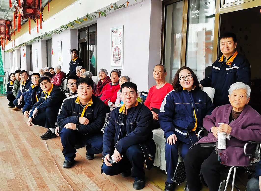 图为包头铝业志愿者与老人合影。张跃卿 摄