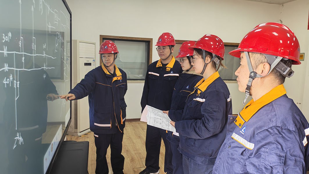 图为郑州铝业技术人员研究方案。 董友贵 摄