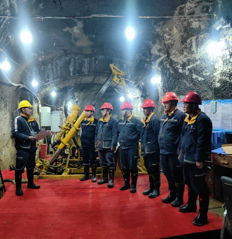 图为中铝勘查进行钻探施工技术方案交底。杨勇 摄