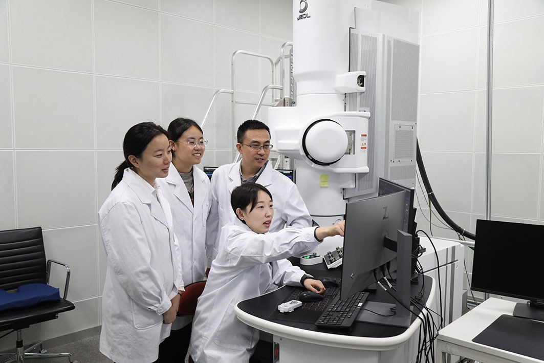 图为中铝科学院科研人员开展研讨。王云鹏 摄