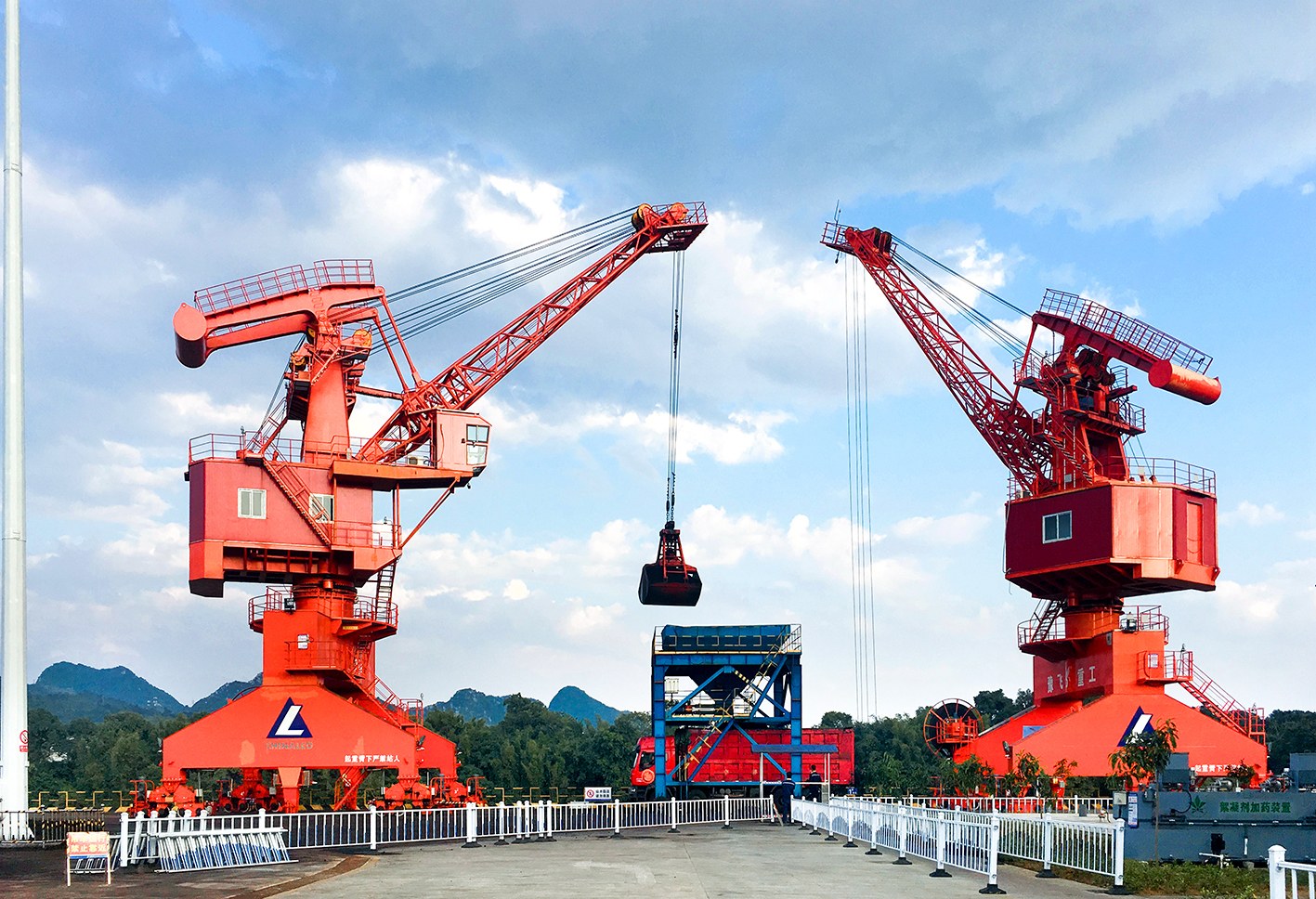 图为中铝股份广西分公司所属码头卸煤作业现场。黄少华 摄