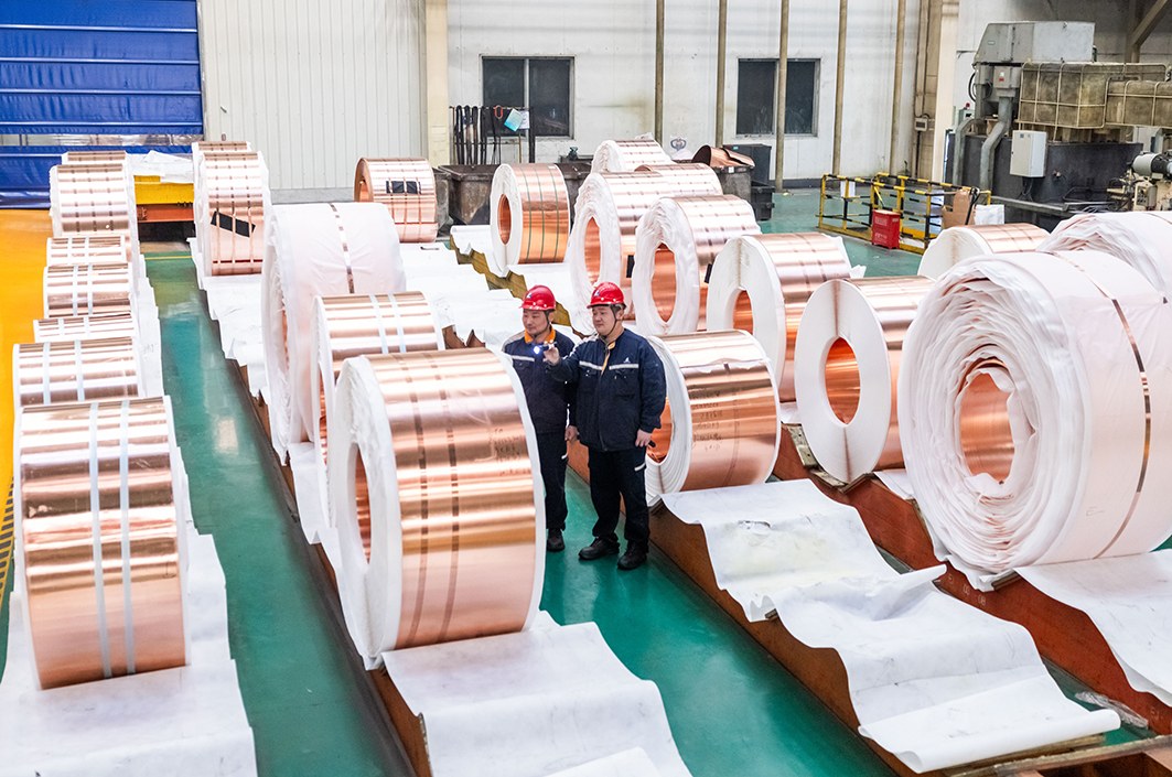 图为华中铜业质检人员查验出厂产品。张嵩 摄